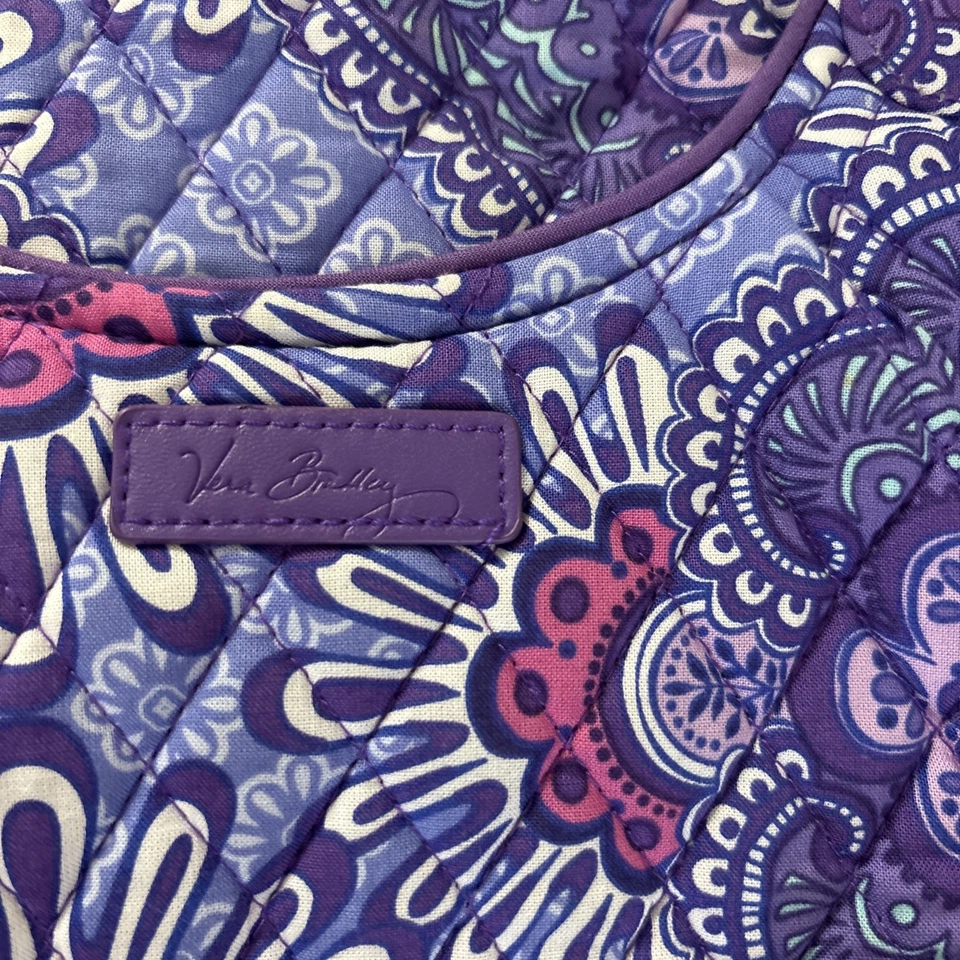 Bolso de Hombro Vera Bradley Acolchado Algodón Glenna Tapiz Lila Cremallera Usado en Excelente Condición Foto 2 de 4