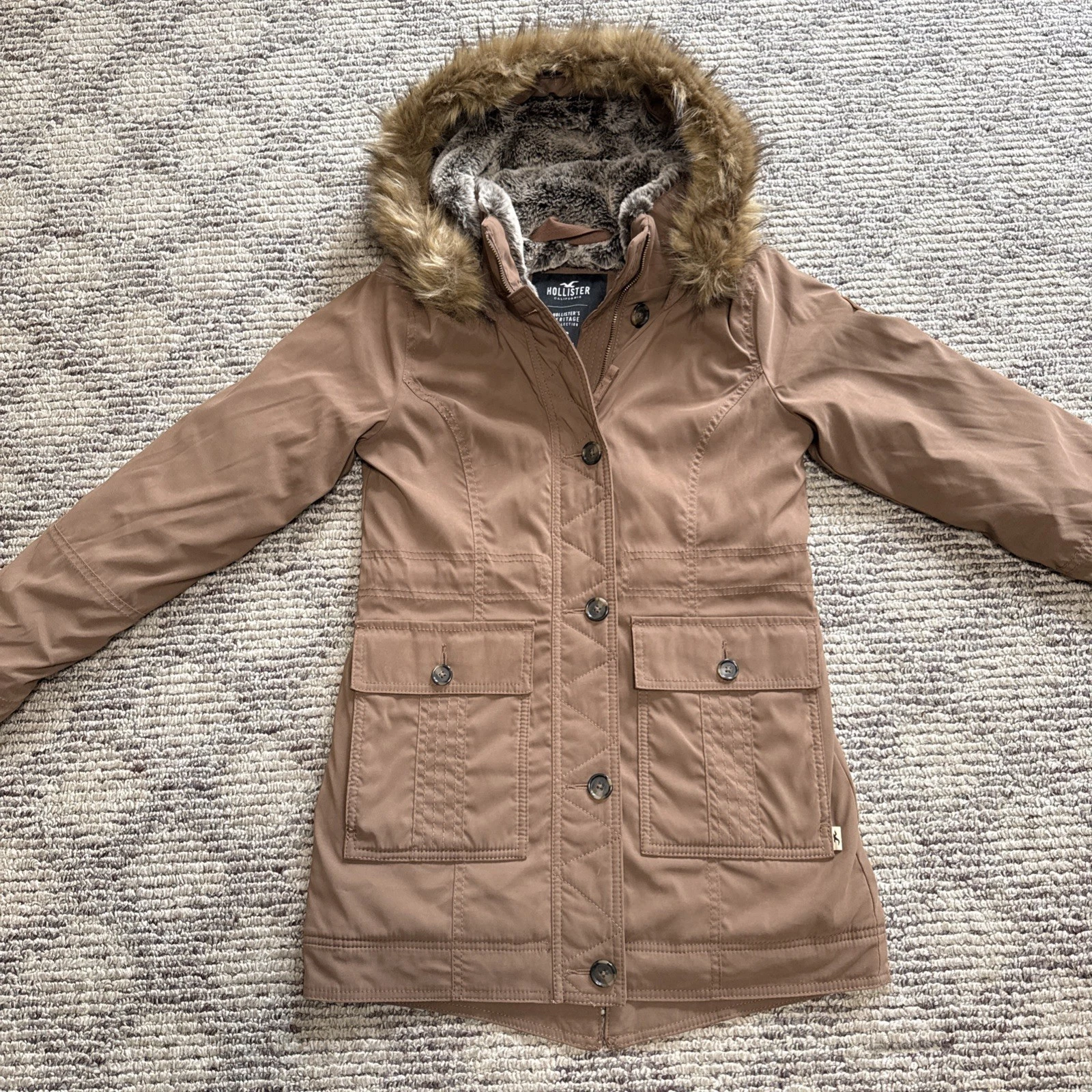 VETEMENTS Hollister Heritage Collection Giacca Parka Foderata in Pelliccia Ecopelliccia con Cappuccio Marrone Donna XS
