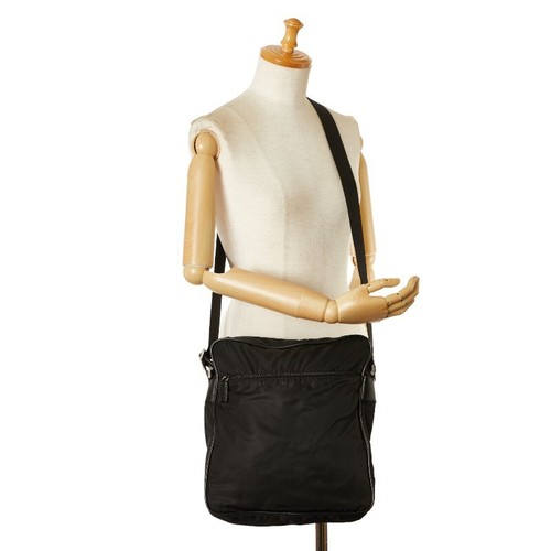 Sac bandoulière plaque logo triangle achats PRADA nylon noir, excellent état