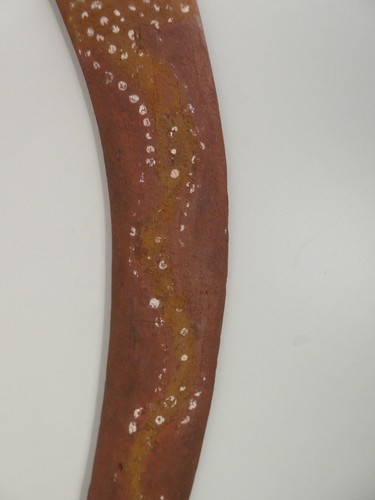 AUSTRALIAN ABORIGINAL WOODEN OCHRE PAINTED SNAKE DOTS CARVED HUNTING BOOMERANG - Picture 3 of 18