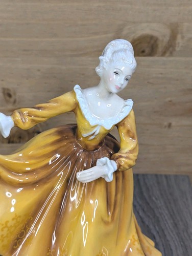 "KIRSTY" 1970 Royal Doulton No. HN2381 ~ Collectable Fine Bone China Figurine - Picture 3 of 9