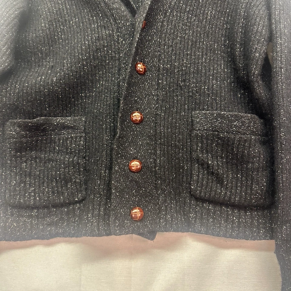 Suéter cuello chal de lana Alan Fluster. Con botones marrones y bolsillos delanteros medianos Foto 3 de 4