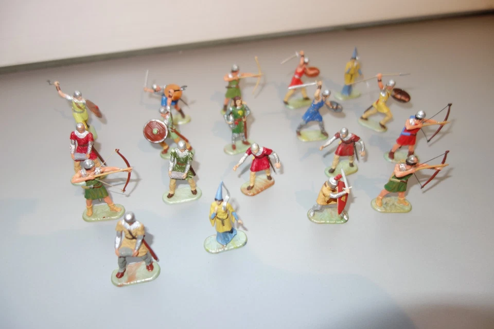 Elastolin 4 cm-19 Figuren mit Perlmutsockel"Vitrinenstücke" - Bild 3 von 4