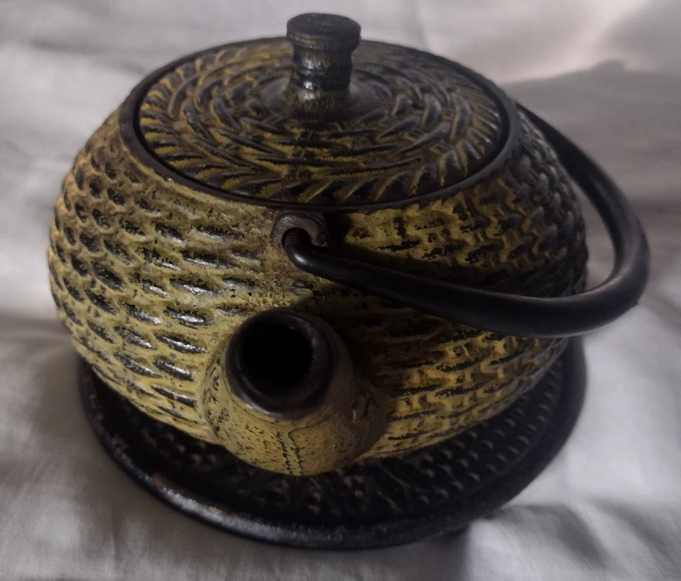 Tetera Tetsubin japonesa antigua de hierro fundido de metal pesado con placa base rara Foto 4 de 4