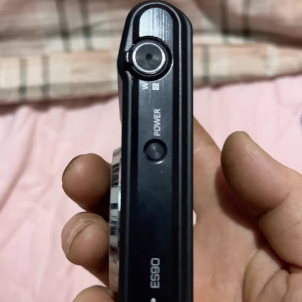 Samsung ES90 Digital Camera (14.2MP 5 x Optical Zoom) 2.7 LCD for