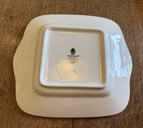 Square cake plate in Wedgwood Runnymede Blue Bone China. Hairline crack - Picture 3 of 3