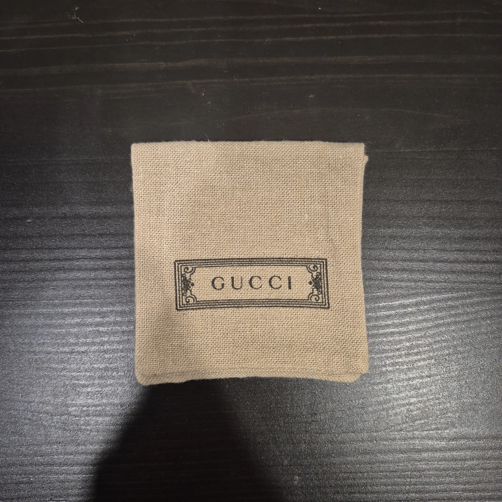 Gucci   Petit sac à poussière en lin beige pour accessoires   2,75 pouces × 2,75 pouces   Neuf