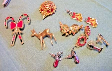 ASSORTED LOT OF VINTAGE COSTUME CHRISTMAS JEWELRY 1 PENDANT 2 PINS 5 PAIR OF EAR
