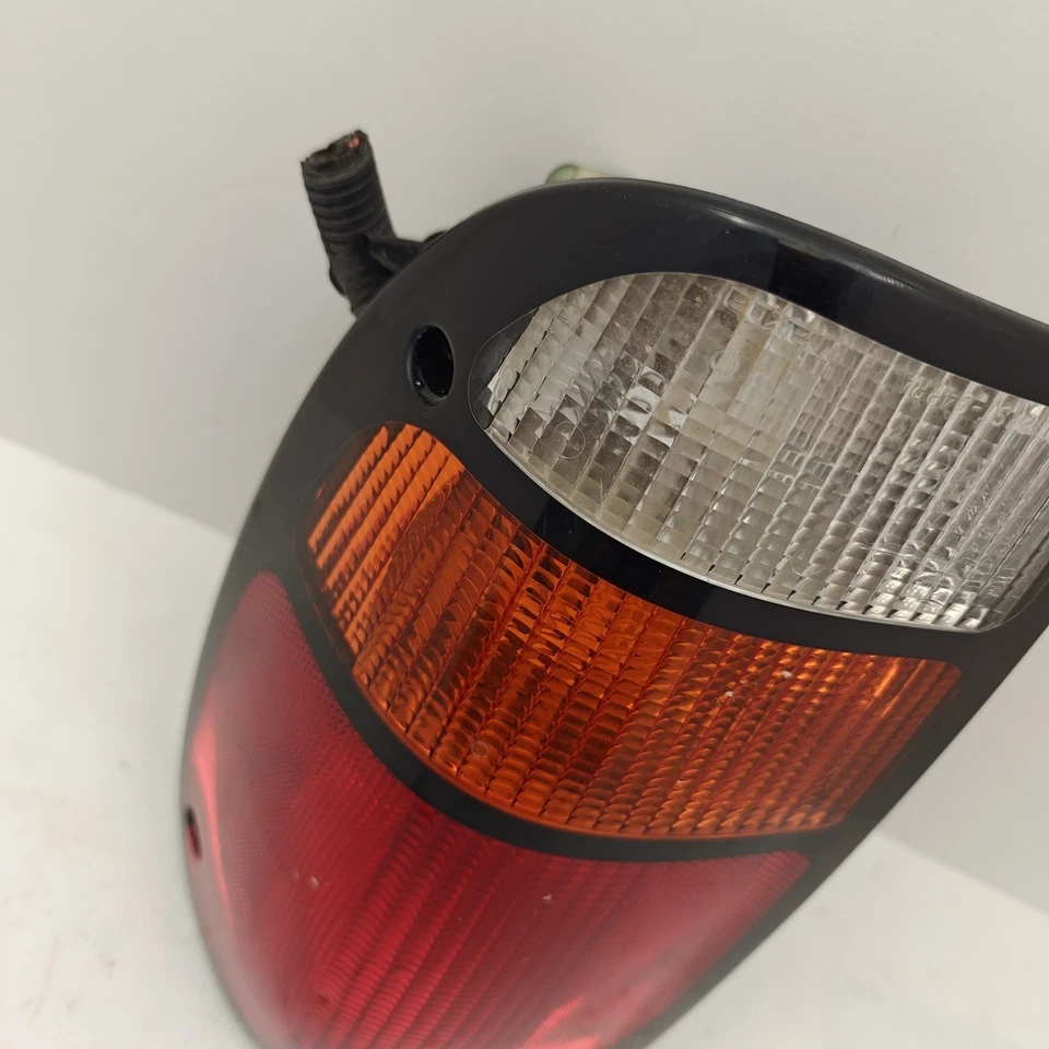 Luz trasera lateral del pasajero derecho Mazda B2500 B3000 1994 a 2000 E9222 OEM Foto 3 de 4