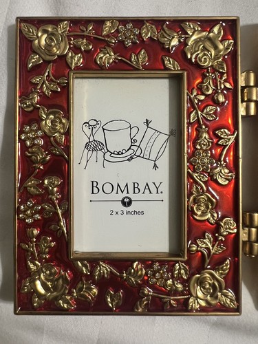 BOMBAY Co. Enamel 3 Picture Frame Set Hinged Red & Gold Floral 2 X 3 Photos 2004 - Picture 3 of 9