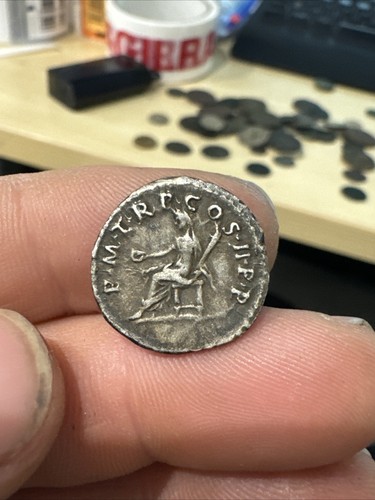 Antica moneta ROMANA in argento Denario Traiano AR. Roma, AD 98 (23265) - Foto 2 di 2