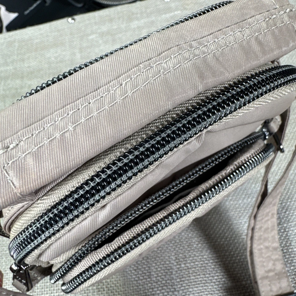 Bolso Bandolera Convertible Lug Skeeter Mini 2 8”X4”X2” Color Taupe/Marrón Foto 2 de 4