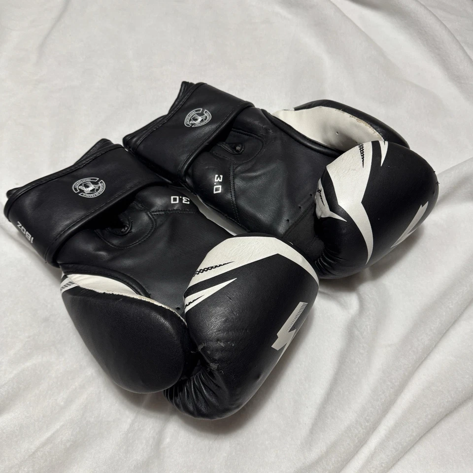 Guantes de boxeo Venum Challenger 3.0 16 oz negros/blancos diseñados en Francia Foto 2 de 4