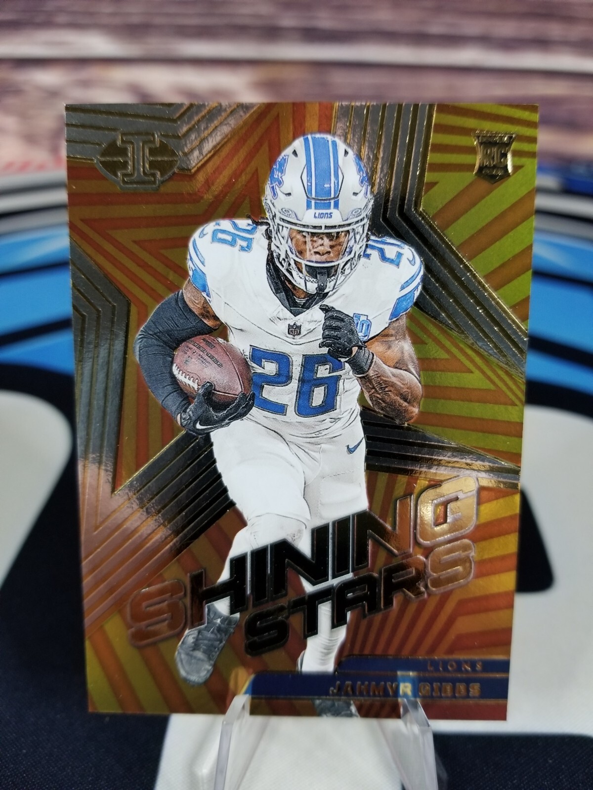 2023 PANINI ILLUSIONS JAHMYR GIBBS #20 SHINING STARS ROOKIE LIONS RC