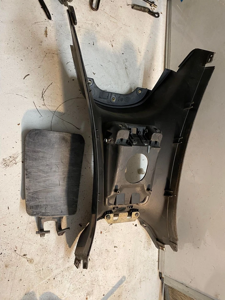 CARENAGE JONCTION DE MARCHE PIEDS + TRAPPE ESSENCE PIAGGIO 125 X8 - Photo 2/4