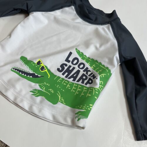 Costume da bagno Simple Joys By Carters protezione eruzioni cutanee ragazzo verde alligatore bianco 6-9 mesi - Foto 3 di 5