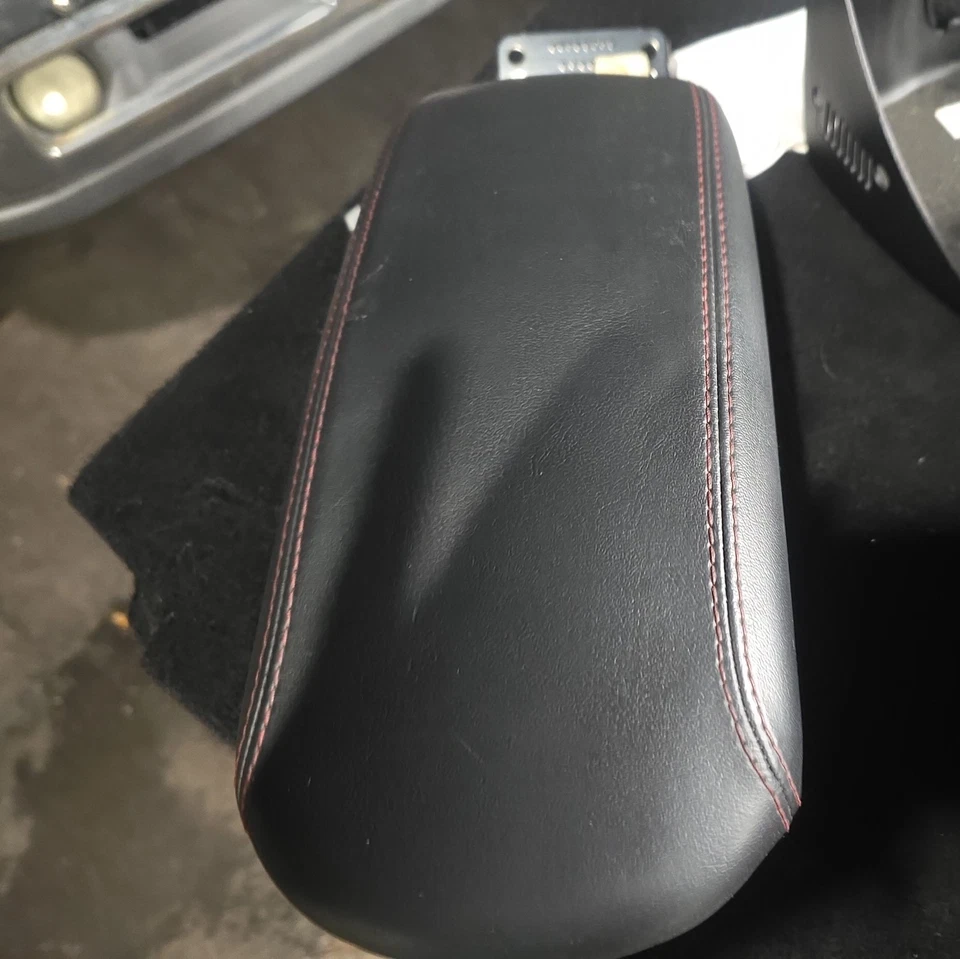 💎 2015-2017 Jeep Renegade черная центральная консоль кожаная раздвижная крышка подлокотника изготовитель оборудования - Изображение 2 из 4