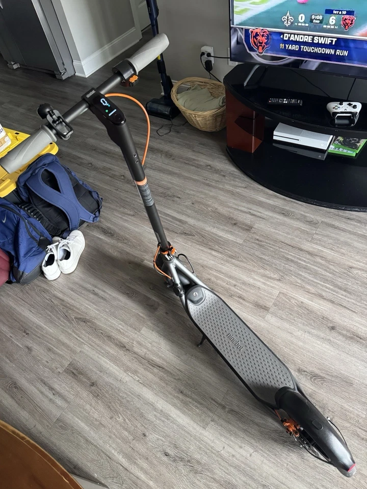 Segway Ninebot F35 滑板车 24.9 英里范围 18.6 万像素(实心轮胎/防流行) — 第 2/4 张图片