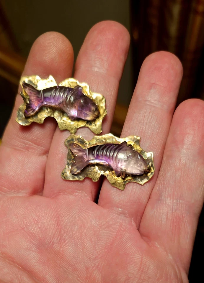 Gemelos tallados pescado con piedra púrpura y latón gemelos para hombre hechos a mano. Peces Foto 3 de 4