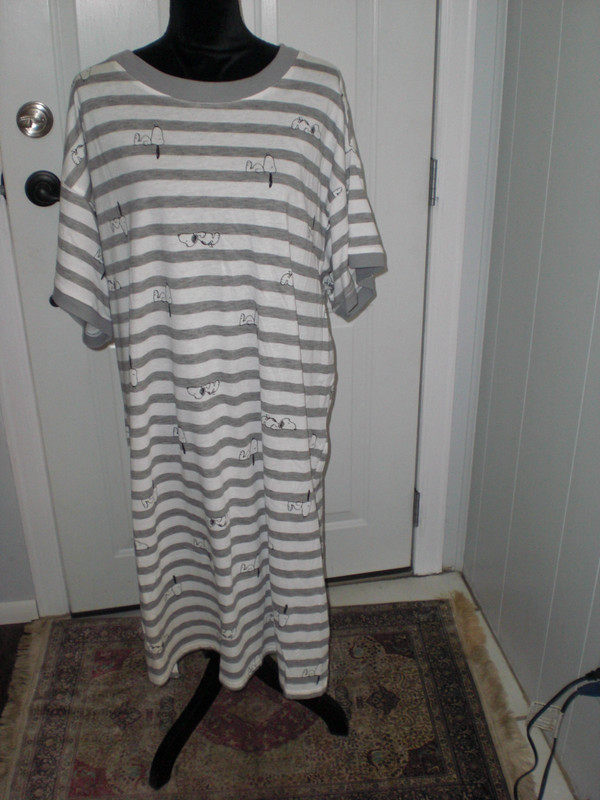 PEANUTS Gray and White Stripes with Snoopy Size L Preowned Nightgown
