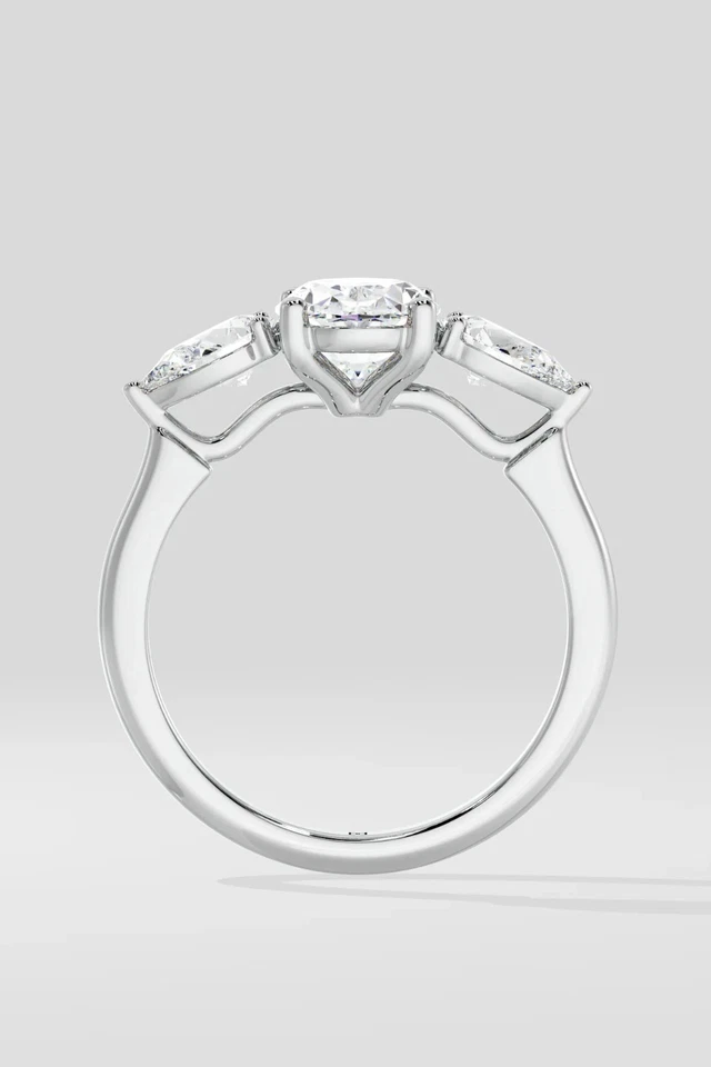 Anillo de compromiso de tres piedras de diamantes cultivados en laboratorio VS1 de corte ovalado de 2,50 quilates de oro blanco de 14 k Foto 3 de 4