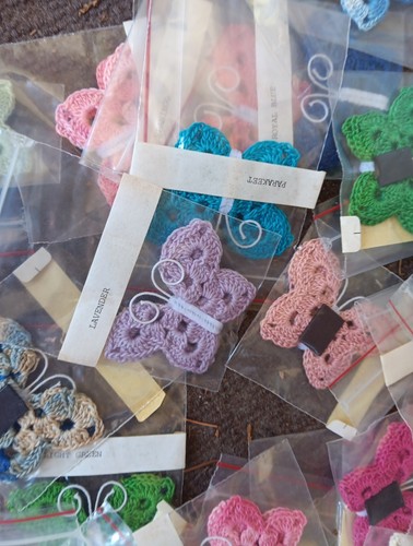 VINTAGE LARGE LOT CROCHET BUTTERFLY REFRIGERATOR MAGNETS BUTTERFLIES HANDMADE - Picture 5 of 5