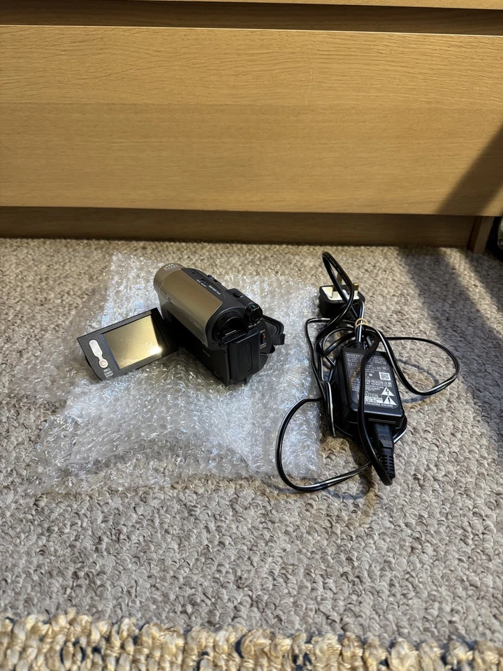 Sony Handycam DCR-HC37E Handheld MiniDV Camcorder Silver | TESTED + Battery - Image 2 of 4