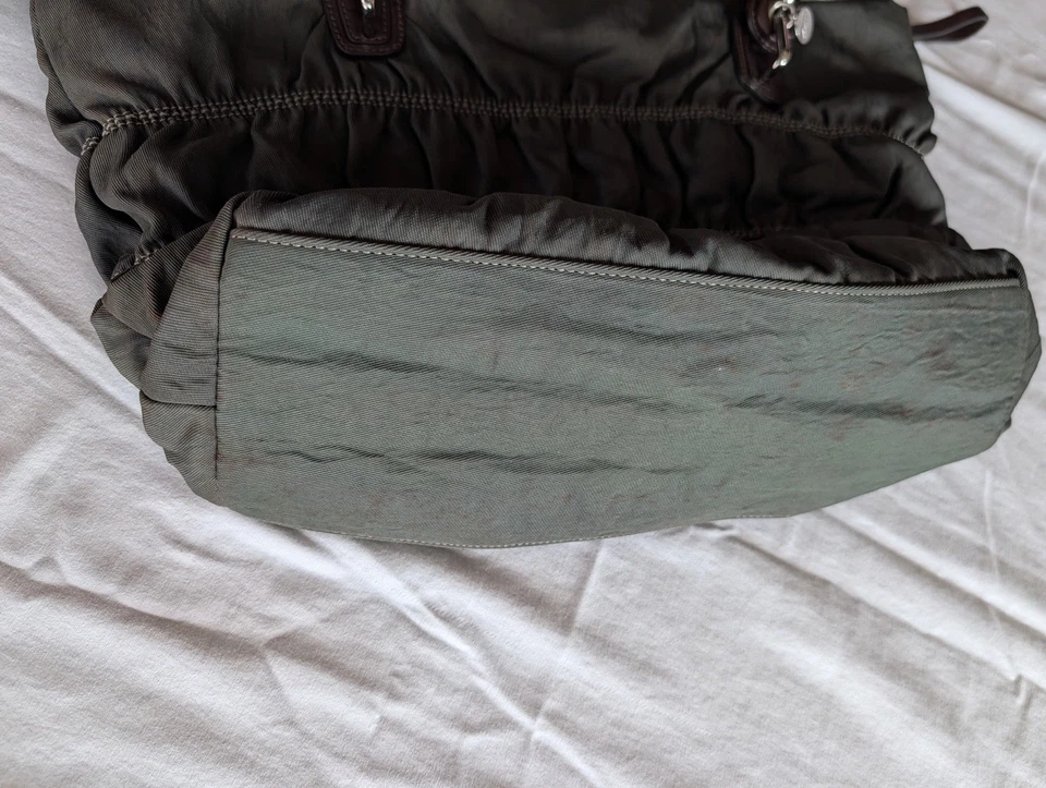 Bolso de Mano TUMI Clásico de Viaje Negro Claro con Color Gris Foto 2 de 4