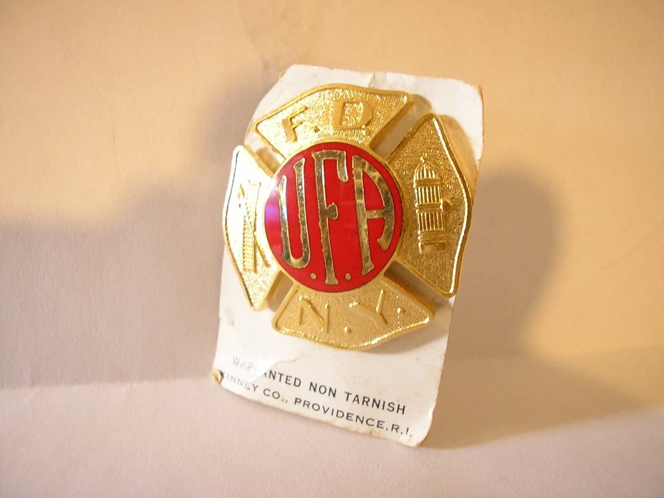 Insignia de incendio de colección FDNY UFA Asociación de bomberos uniformados Tornillo Kinney en tarjeta Foto 4 de 4