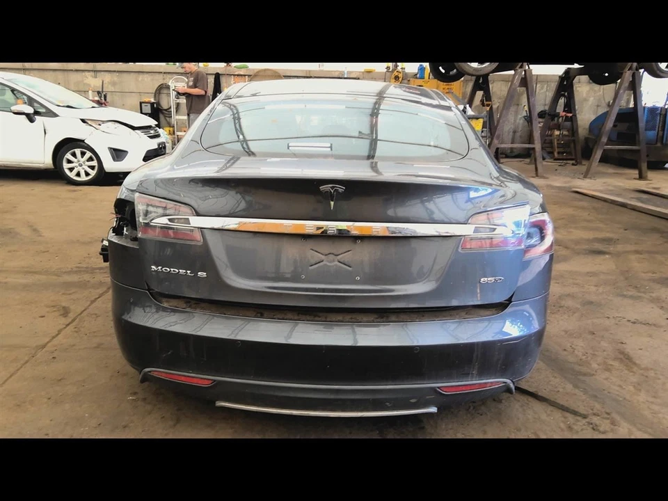 (LOCAL PICKUP ONLY) TESLA S 2015 Fender 6781389 — 第 2/4 张图片
