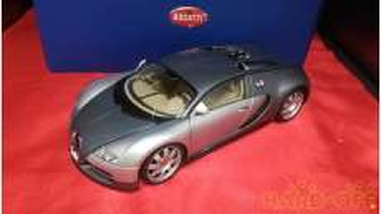 AUTOart Bugatti EB 16.4 Veyron Genf 2003 Grey Silver 70902