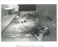 1993 Press Photo Marvellas Soak in Motel Jacuzzi, Seattle - afa47106