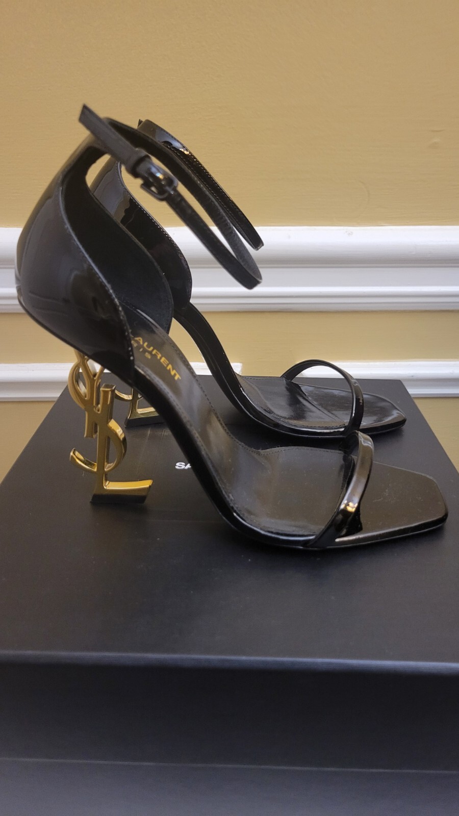 Sandali ""Opyum"" neri verniciati in pelle e oro Saint Laurent taglia 38 5 US 7 5