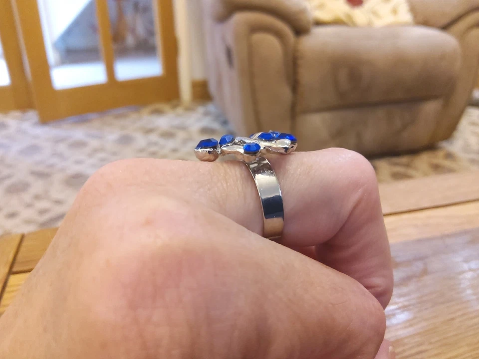 Totalmente nuevo anillo ajustable tono dorado con cristales azul zafiro Foto 2 de 4