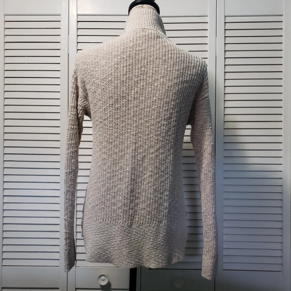 Cárdigan para mujer Sparkle & Fade UO frente abierto pequeño beige plateado tejido metálico Foto 4 de 4