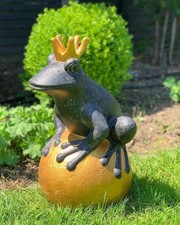 Gartenfigur Froschkönig Groß Stein-Figur Frosch Goldene Kugel Frostsicher 30cm