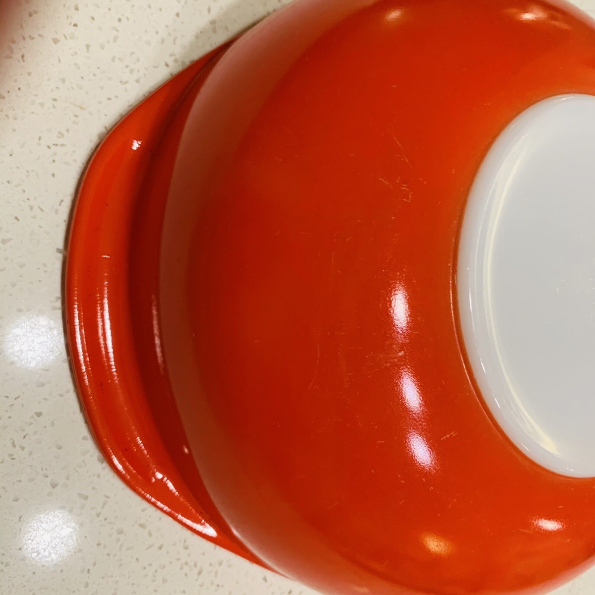 Plat Vintage Pyrex – Casserole Couverte 2 Quarts – Bol Rond Rouge Milk Glass – Mid-Century