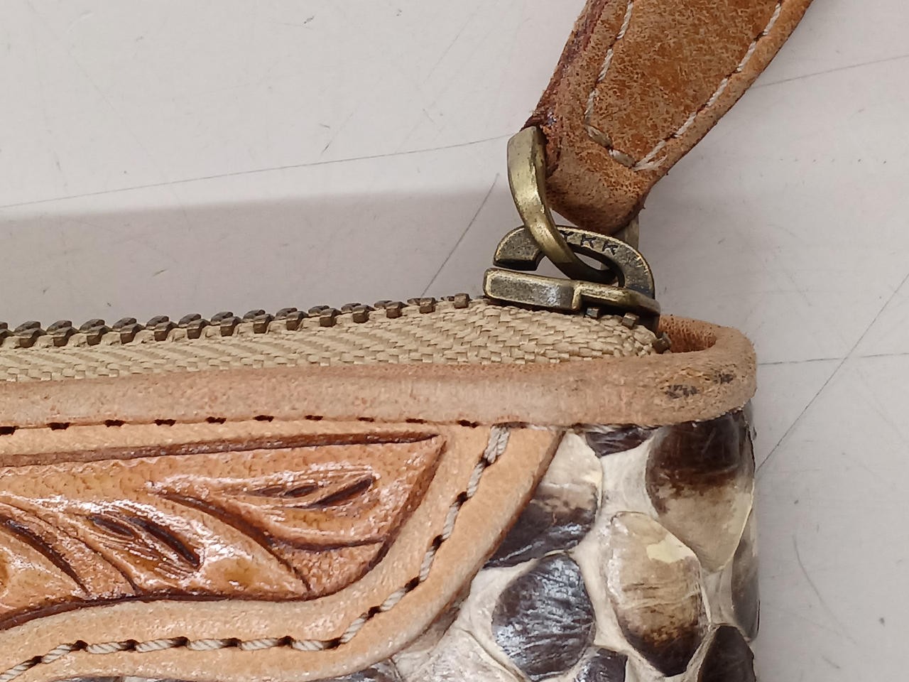 Y0315 LEATHER CRAFT YOU Python leather round fast… - image 5