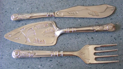 JUEGO DE 3 SERVIDORES DE PASTELES PLATEADOS POR MAYELL KINGS PATRÓN HECHO EN INGLATERRA - Imagen 6 de 6