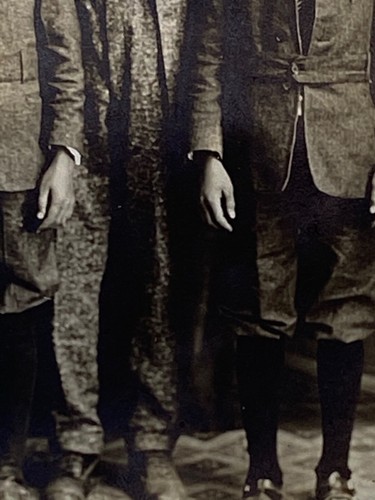 Cartolina fotografica reale d'epoca: 3 fratelli biondi ragazzi formalmente vestiti - Foto 4 di 7