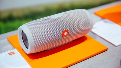 white jbl charge 4