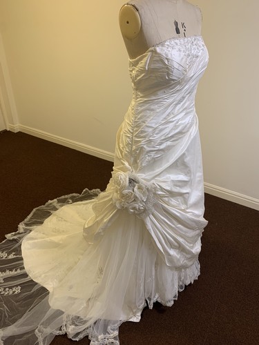 Ian Stuart Wedding Dress - Picture 3 of 12