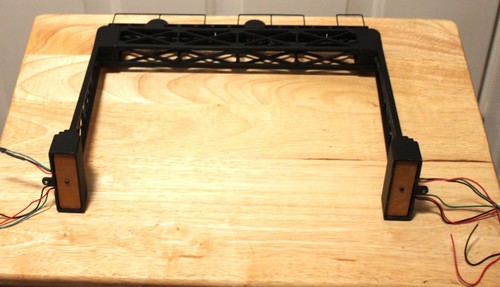 MTH OPERATING PENNSY SIGNAL BRIDGE ACCESSORY INCL. 2 LIONEL 153C TRIP SWITCHES - Picture 7 of 10
