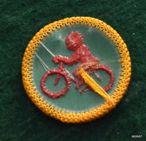 GIRL SCOUT WORLDS TO EXPLORE BADGE - YELLOW - BICYCLING - FREE SHIPPING - Picture 2 of 2