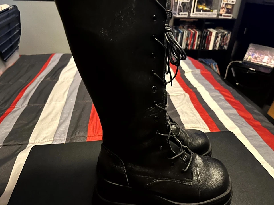 Botas para mujer negras con plataforma hasta la rodilla con cordones y cremallera lateral estilo gótico/combate Foto 3 de 4