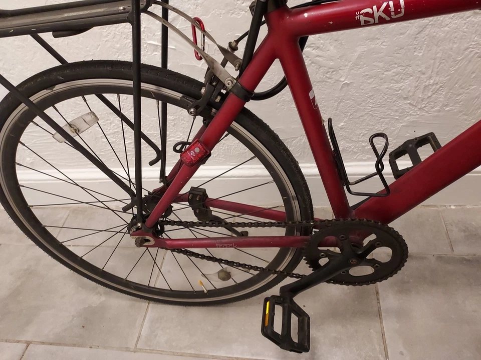 6KU 城市田径自行车,47 厘米,男式,扁平勃艮第黑色,铝,带瓶架 — 第 4/4 张图片