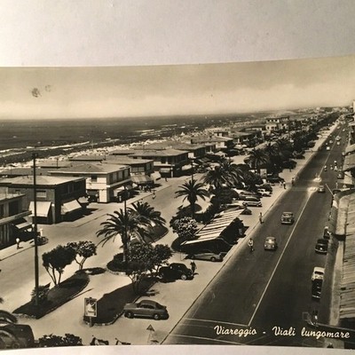 Alte Postkarte Viareggio Strandstrasse,viele Oldtimer 