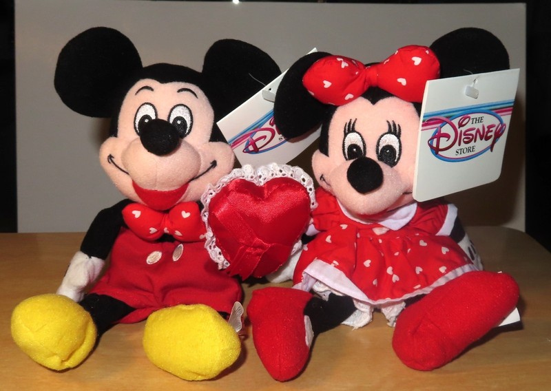 2 Vintage Disney Store Bean Bags Plush Valentines Mickey & Minnie NWT  8"