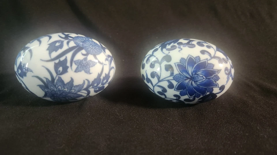 Vintage Cobalt Blue And White Floral Chinoiserie Porcelain Egg approximately3x4” - Изображение 2 из 4