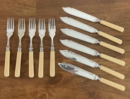 Cuchillos y tenedores vintage Crown ingleses ornamentados para pasteles de boda